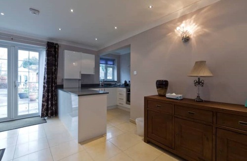 Horton House | Modern,2 Bedrooms, Pacious Near Heathrow and Windsor With Secure Gated Parking