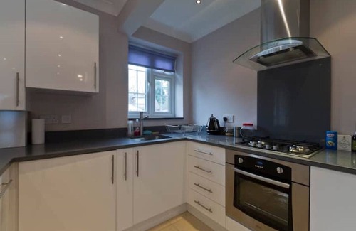 Horton House | Modern,2 Bedrooms, Pacious Near Heathrow and Windsor With Secure Gated Parking