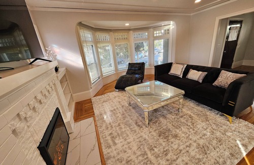 Oakland House | Modern 2 beds 1 bath house in a prime Bay Area location