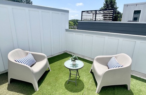 East Side House | Modern 2 BR/2.5 BH clean and cozy townhouse in a safe neighborhood