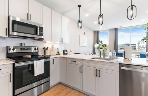 Northern Liberties Apartment | Modern 2 BR Apt in Philly with a Glass City View
