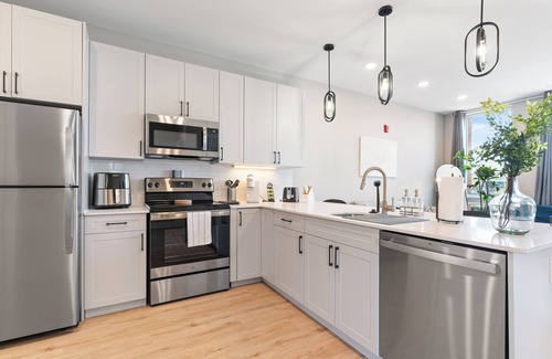 Northern Liberties Apartment | Modern 2 BR Apt in Philly with a Glass City View