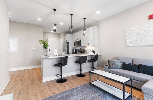 Northern Liberties Apartment | Modern 2 BR Apt in Philly with a Glass City View
