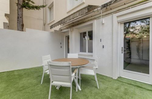 Cannes City Centre Apartment | Modern 2 chambres avec jardin Martinez , 5 minutes from palais of festivals
