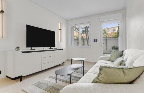 Cannes City Centre Apartment | Modern 2 chambres avec jardin Martinez , 5 minutes from palais of festivals