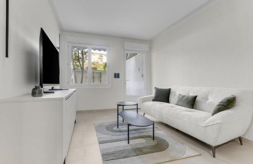 Cannes City Centre Apartment | Modern 2 chambres avec jardin Martinez , 5 minutes from palais of festivals