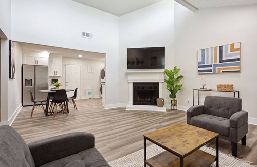 Athens House | Modern 2 King Bed Duplex home near UGA