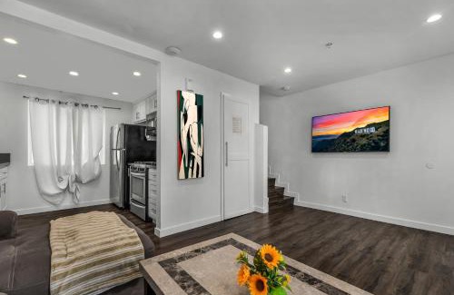 Wilshire Apartment | Modern 2 Levels One-Bedroom Retreat in central Location in Hollywood