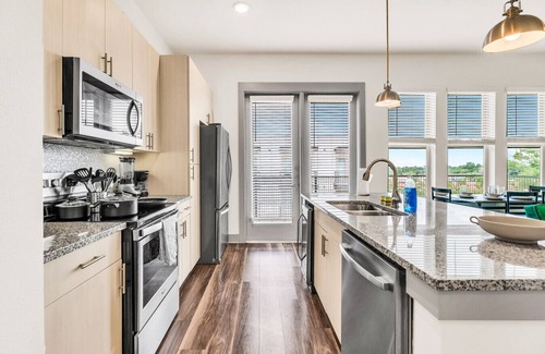 Fort Worth Apartment | Modern 2BD/2BA Flat Gym & Pool | Heart of Downtown