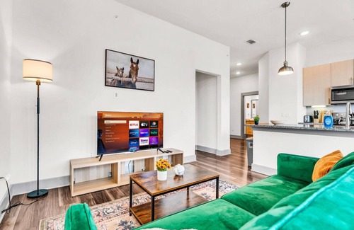 Fort Worth Apartment | Modern 2BD/2BA Flat Gym & Pool | Heart of Downtown