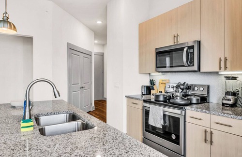 Fort Worth Apartment | Modern 2BD/2BA Flat Gym & Pool | Heart of Downtown