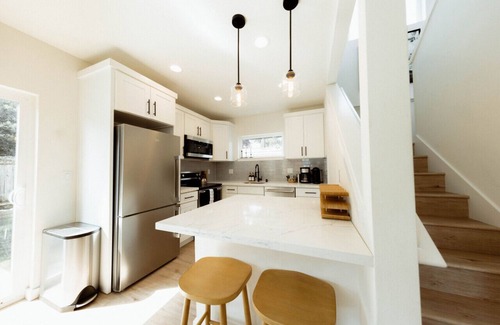 Ballard House | Modern 2BD Getaway | Private Yard | City Views