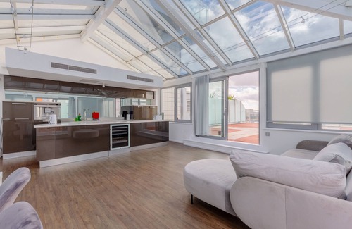 Docklands Apartment | Modern 2BD Waterfront Flat with Views of the O2