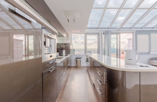 Docklands Apartment | Modern 2BD Waterfront Flat with Views of the O2