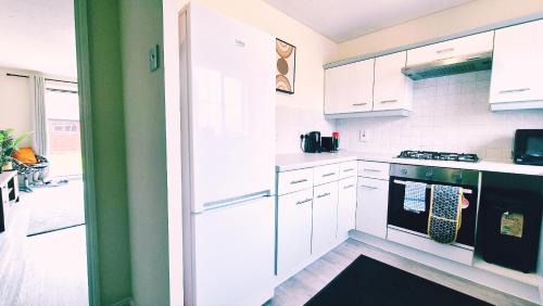 Stoke Gifford House | Modern 2Bed House, Free Parking, NR Parkway Station and UWE