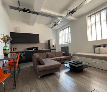 Turnham Green Apartment | Modern 2bed warehouse conversion apartment for 6 people - London