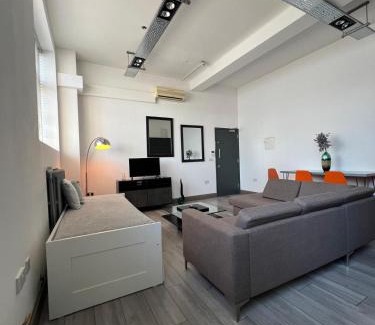 Turnham Green Apartment | Modern 2bed warehouse conversion apartment for 6 people - London