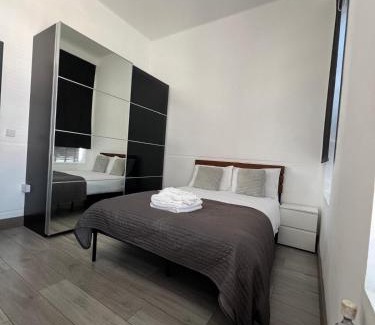 Turnham Green Apartment | Modern 2bed warehouse conversion apartment for 6 people - London