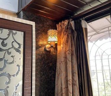 Lokhandwala Complex Apartment | Modern 2bhk in main Lokhandwala WITH WI FI