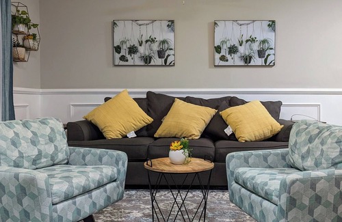 College Park Apartment | Modern 2BR 1BA - 5-min to ATL Airport - Free Parking-3B