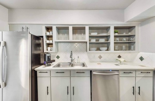 Old East Dallas Condo | Modern 2BR/2BA poolside condo with spacious patio, smart TV, full kitchen, and access to an award-winning courtyard with resort-style amenities—ideal for working professionals seeking comfort and convenience in central Dallas.