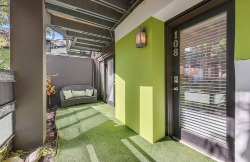 Old East Dallas Condo | Modern 2BR/2BA poolside condo with spacious patio, smart TV, full kitchen, and access to an award-winning courtyard with resort-style amenities—ideal for working professionals seeking comfort and convenience in central Dallas.