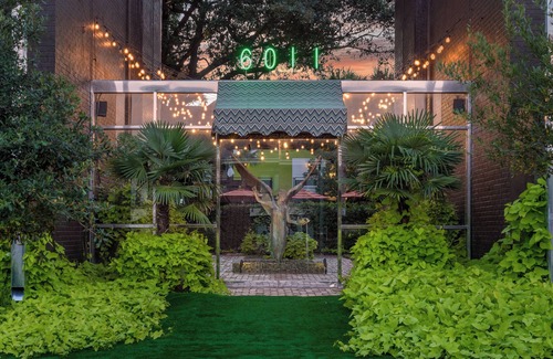 Old East Dallas Condo | Modern 2BR/2BA poolside condo with spacious patio, smart TV, full kitchen, and access to an award-winning courtyard with resort-style amenities—ideal for working professionals seeking comfort and convenience in central Dallas.