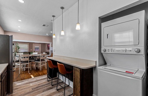 El Paso Condo | Modern 2BR/2BA Work Desks + 3 TV El Paso
