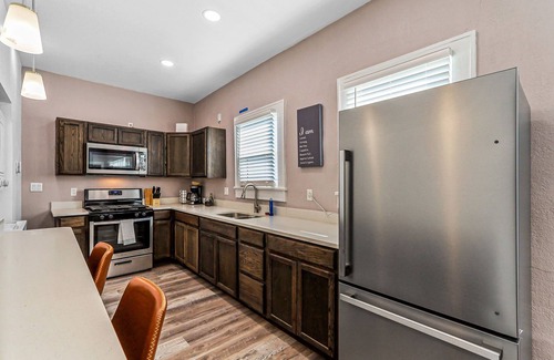 El Paso Condo | Modern 2BR/2BA Work Desks + 3 TV El Paso