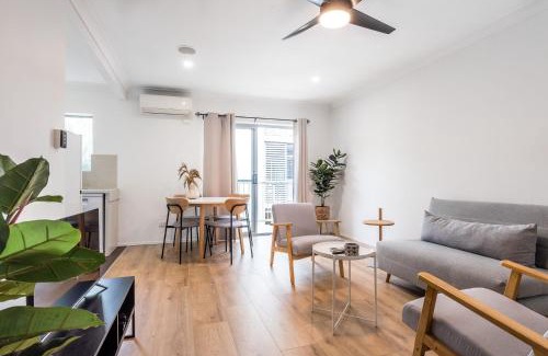 Hamilton Apartment | Modern 2BR Apartment Near Portside & Airport