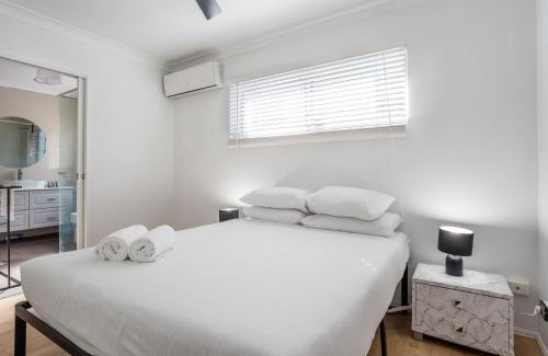 Hamilton Apartment | Modern 2BR Apartment Near Portside & Airport