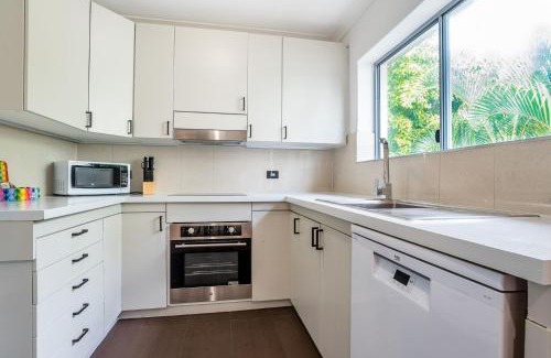 Hamilton Apartment | Modern 2BR Apartment Near Portside & Airport