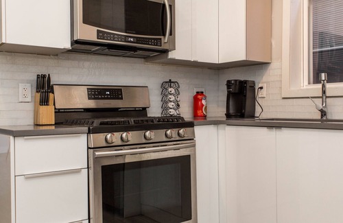Lakeview Apartment | ❤️ Modern 2BR Apt Right next to Wrigley Field & Transit