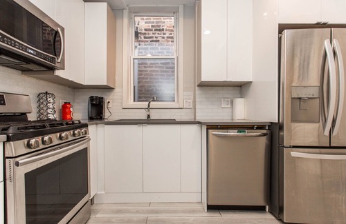 Lakeview Apartment | ❤️ Modern 2BR Apt Right next to Wrigley Field & Transit