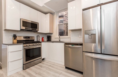 Lakeview Apartment | ❤️ Modern 2BR Apt Right next to Wrigley Field & Transit