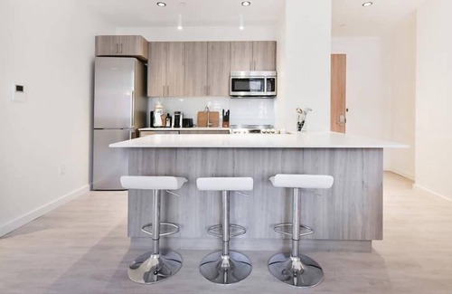 Chinatown Apartment | Modern 2BR | Full Kitchen | Downtown | Close to Hospital