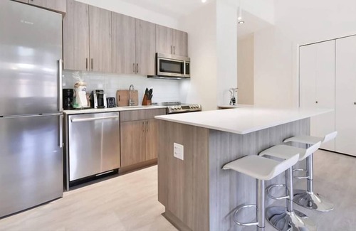 Chinatown Apartment | Modern 2BR | Full Kitchen | Downtown | Close to Hospital