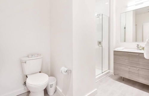Chinatown Apartment | Modern 2BR | Full Kitchen | Downtown | Close to Hospital