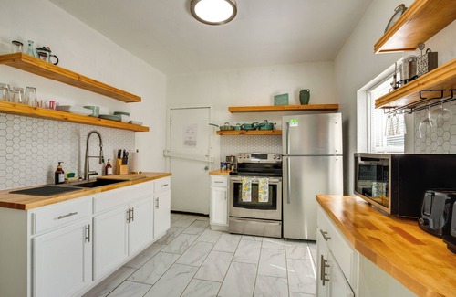North Hyde Park Condo | Modern 2BR Kansas City Condo Near Downtown