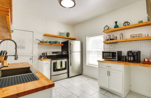 North Hyde Park Condo | Modern 2BR Kansas City Condo Near Downtown