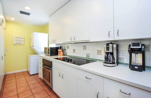 Captiva House | Modern 2BR + Loft Retreat with Bay-View Deck & Steps to Beach w/Bunk Beds