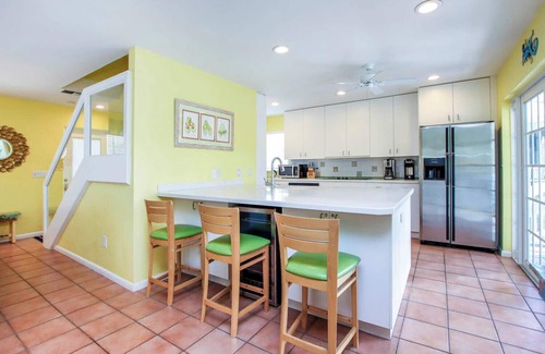 Captiva House | Modern 2BR + Loft Retreat with Bay-View Deck & Steps to Beach w/Bunk Beds