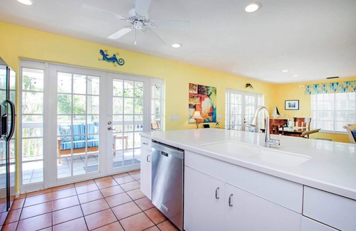 Captiva House | Modern 2BR + Loft Retreat with Bay-View Deck & Steps to Beach w/Bunk Beds