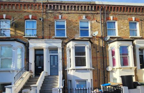 Queen's Park Apartment | Modern 2BR London Apt Near Tube