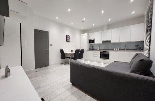 Queen's Park Apartment | Modern 2BR London Apt Near Tube