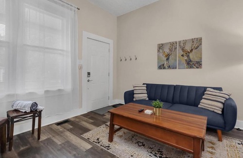 Franklin Park House | Modern 2BR near DT, 8min walk to Park&Conservatory