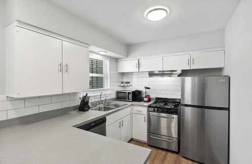 Hyde Park Apartment | Modern 2BR Near UT | Hyde Park | Evonify 3136