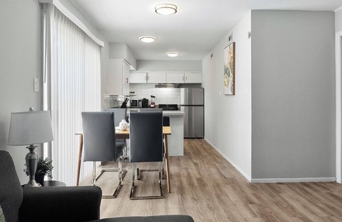 Hyde Park Apartment | Modern 2BR Near UT | Hyde Park | Evonify 3136