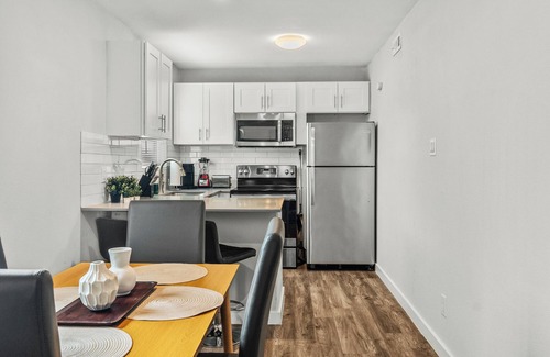 Hyde Park Apartment | Modern 2BR Near UT | Hyde Park | Evonify 7139