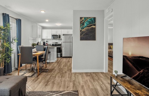 Hyde Park Apartment | Modern 2BR Near UT | Hyde Park | Evonify 7139